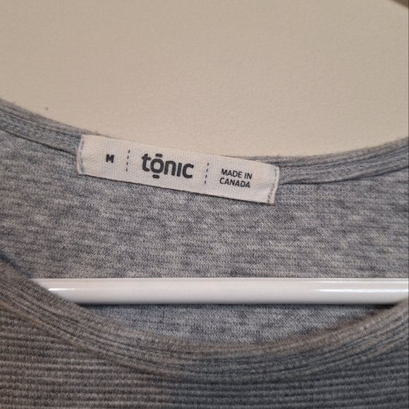 🇨🇦 Tonic Active medium shortsleeve grey and black bamboo cotton active top - Picture 3 of 8